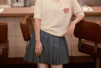 32岁杨紫找对风格美出新高度 Polo衫搭百褶裙