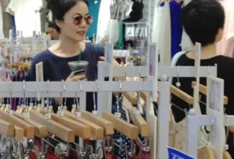 56岁王菲三里屯买衣服被偶遇，素颜冷白皮秒杀网红