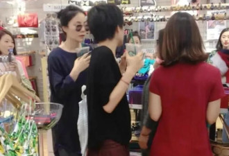 56岁王菲三里屯买衣服被偶遇，素颜冷白皮秒杀网红