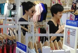56岁王菲三里屯买衣服被偶遇，素颜冷白皮秒杀网红