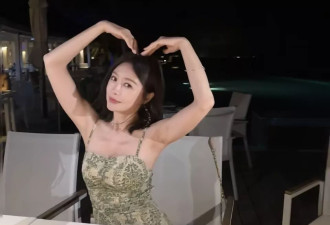 47岁秦岚马尔代夫庆生，穿吊带裙戴水晶项链状态似少女