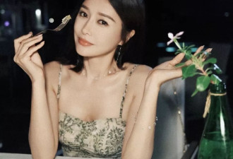 47岁秦岚马尔代夫庆生，穿吊带裙戴水晶项链状态似少女