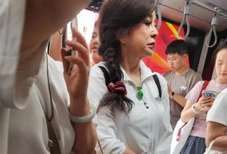 71岁刘晓庆北京挤摆渡车被偶遇,阳绿蛋面翡翠项链绿得晃眼