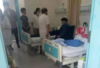 牛犇医院送别儿子，一身黑衣背影里都带着悲凉