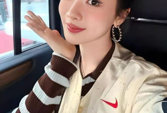 杨紫带爸妈游纽约！中央车站合影太温馨