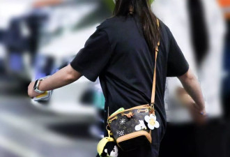 全红婵逛成都博物馆，穿长袖T恤背2W块LV包