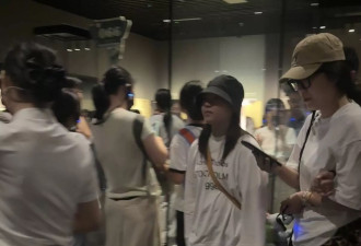 全红婵逛成都博物馆，穿长袖T恤背2W块LV包
