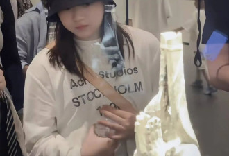 全红婵逛成都博物馆，穿长袖T恤背2W块LV包