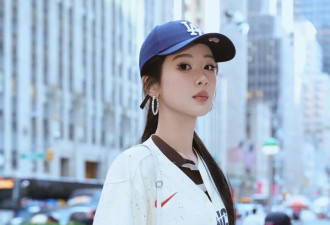 杨紫纽约看球赛！针织衫叠宽松T恤、踩双厚底靴，飒美洋气真拉风