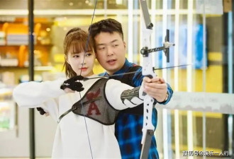 住2亿豪宅雇4个保姆蹲地上给老婆喷花露水！