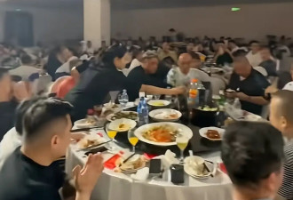 周正毅真是记吃不记打，参加乔迁宴，主持人都是模仿汪涵
