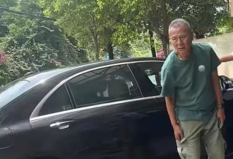 72岁刘德凯定居昆明养老，独自开老奔驰保养