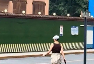 宋丹丹与三婚老公遛弯，结婚小30年依旧是手牵手，晚年生活真享福