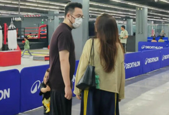 宋丹丹与三婚老公遛弯，结婚小30年依旧是手牵手，晚年生活真享福