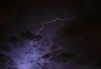 BC野火一夜暴增突破100起! 4000次雷击引爆火情, 多地紧急疏散