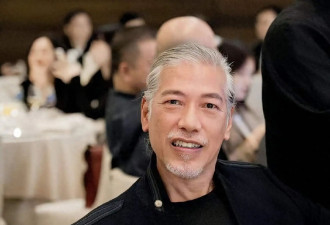 恭喜！香港知名演员低调结婚，妻子大概率是小25岁同居女友