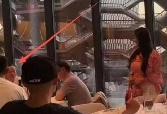 马云现身世界杯决赛现场 坐普通看台、吃平价餐