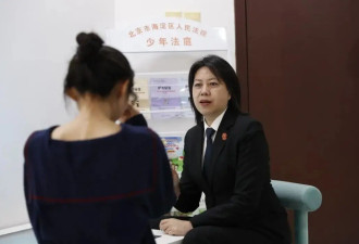 “选爸爸还是选妈妈？”一位女法官听见孩子没...