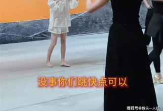 42岁佟丽娅瘦到肋骨凸出引担忧，再看身旁10岁朵朵：这遗传真绝了