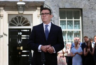 英新首相上任首日：免职前首相旧臣,召回辞职官员