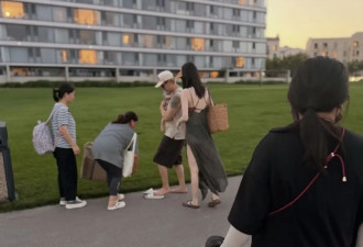 陈伟霆一家阿那亚度假,何穗穿开叉裙白到发光,10个月小win会爬了
