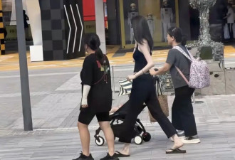 陈伟霆一家阿那亚度假,何穗穿开叉裙白到发光,10个月小win会爬了