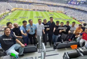 马云穿白T低调看球！李彦宏、丁磊靠边站，万亿大佬合照C位居然是他…
