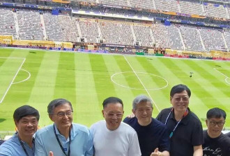 马云穿白T低调看球！李彦宏、丁磊靠边站，万亿大佬合照C位居然是他…
