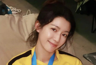 香港知名女星内地走红 当众陪笑老板画面引热议
