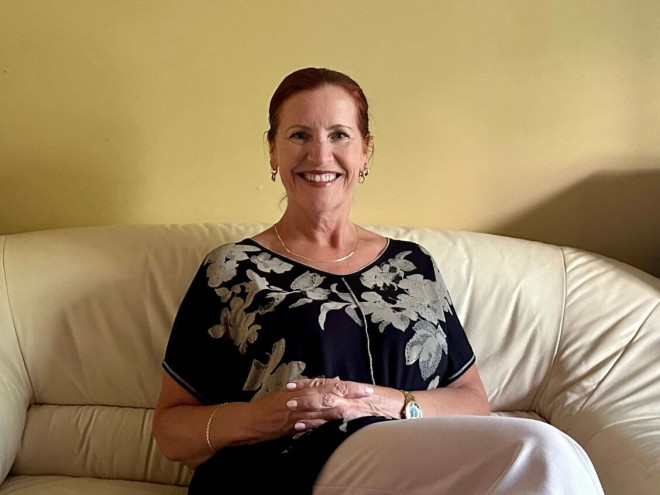 June Cotte，Western University Ivey 商学院市场营销教授，坐在她位于安省 London 家中父母留下的沙发上。