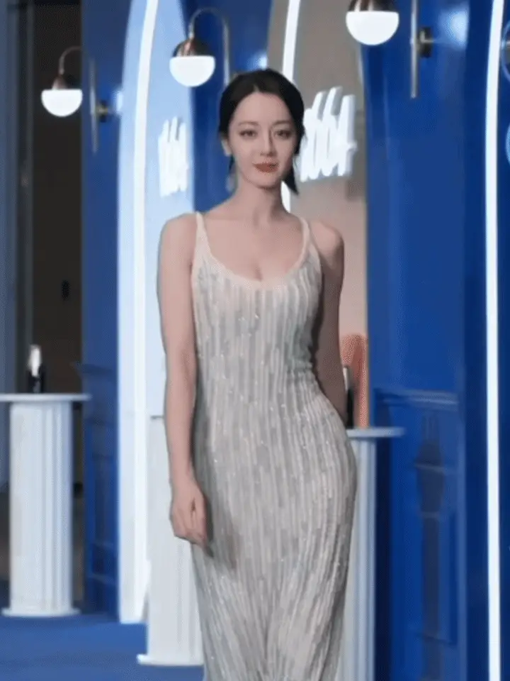 迪丽热巴出席某活动，晒出最新轻熟美照，摇曳身姿释放青春荷尔蒙