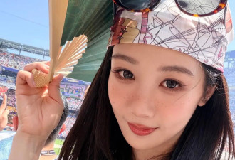 杨紫换了新造型美到认不出！戴真丝头巾穿搭在线，氛围感拉满！