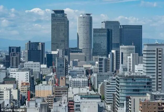 日本男子从12层坠落砸中路人，自己幸存却夺走...