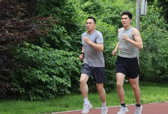 57岁丁海峰和儿子公园跑步,儿子比他还高半头,会5国语言