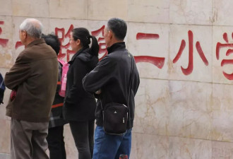 银发族开始算“带孙费”的账了