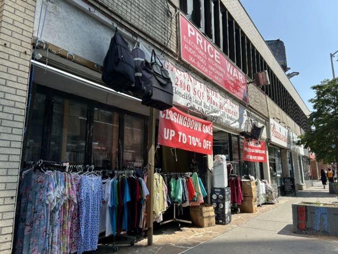 清仓甩卖的标志在 Price War 店铺外展示,地点位于 Bloor Street West 和 Bathurst Street 附近。Daniel Ramos/TorontoToday