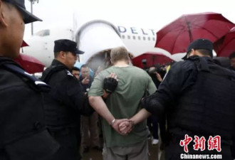 性侵幼女、枪杀妻子 中国警方向美遣返美籍红通逃犯