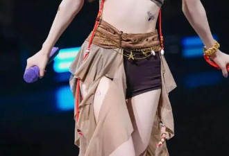 赵露思澳门演唱会穿内衣露小蛮腰！曼妙身材性感火辣