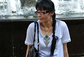 香港武打女星冻龄近照曝光，曾卷“衣柜捉奸”争议，豪门婚姻破裂