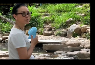 香港武打女星冻龄近照曝光，曾卷“衣柜捉奸”争议，豪门婚姻破裂