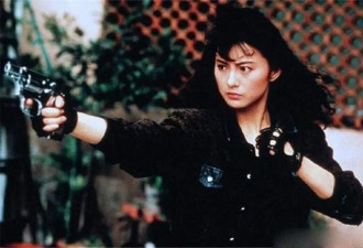 香港武打女星冻龄近照曝光，曾卷“衣柜捉奸”争议，豪门婚姻破裂