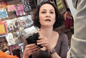 原来她是张柏芝妈妈 今68岁打扮时尚似少女