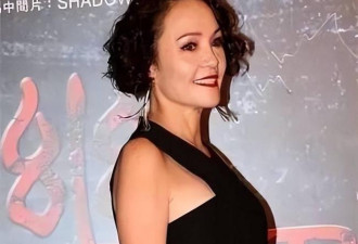 原来她是张柏芝妈妈 今68岁打扮时尚似少女