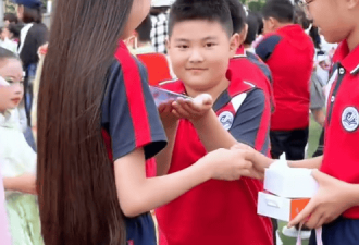 小学女生颜值走红，男同学的眼神说明一切