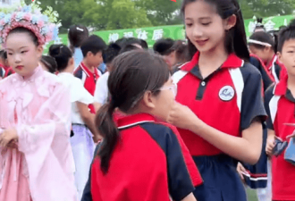 小学女生颜值走红，男同学的眼神说明一切