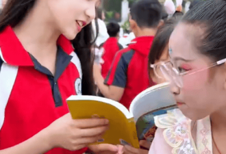 小学女生颜值走红，男同学的眼神说明一切