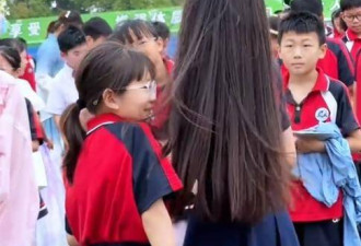 小学女生颜值走红，男同学的眼神说明一切