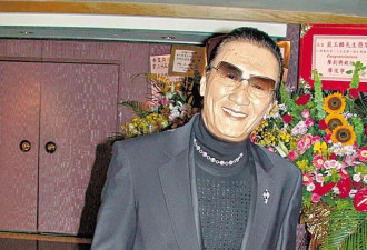 谢贤被曝因肺炎离世已出殡，狄波拉与子女现身火葬场，已办完后事