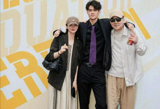 蒋勤勤一家五台山祈福！陈建斌躲老婆身后显猥琐