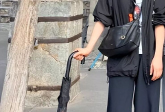 蒋勤勤一家五台山祈福！陈建斌躲老婆身后显猥琐